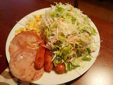 朝食にボリューミーサラダ